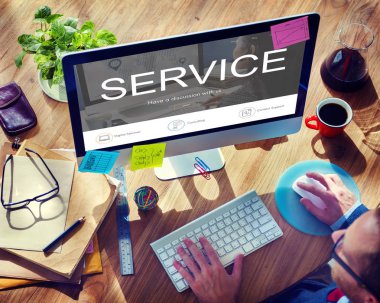 Bilgisayar kullanan bir iş adamı 