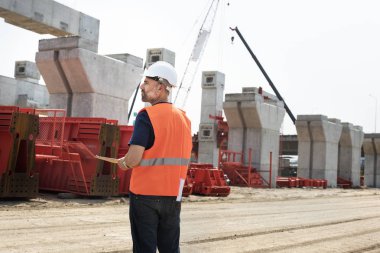 İnşaat işçisi ile mimari planı