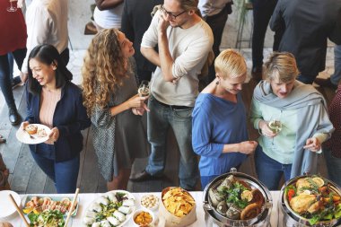 İnsanlar yemek yiyor.