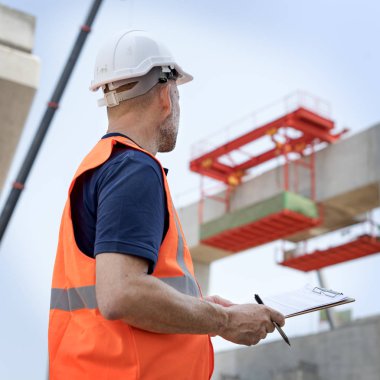 İnşaat işçisi ile mimari planı