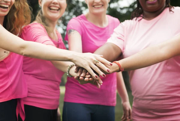 Hermosas mujeres en camisas rosas — Foto de Stock