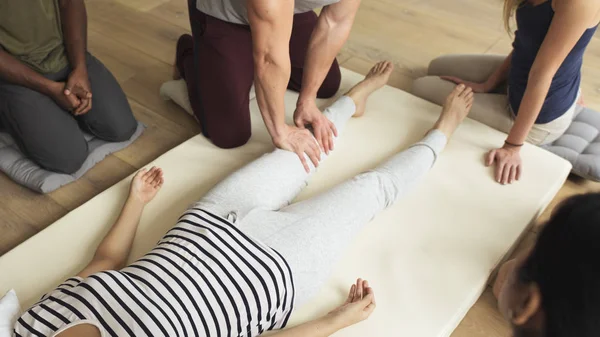 Pessoas treinando para fazer massagem — Fotografia de Stock