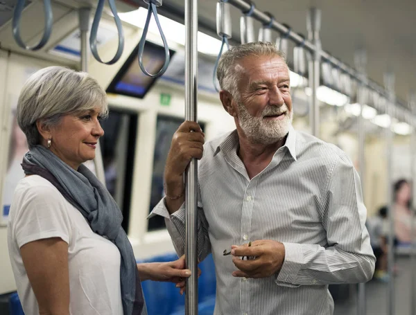 Vedoucí pár v metru — Stock fotografie