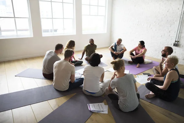 Çeşitlilik insanlar egzersiz yapıyor 