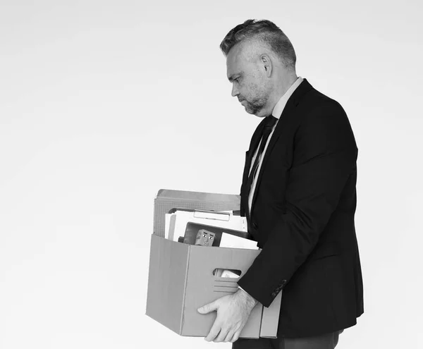 Бізнесмен несе коробку з офісними приладдям — стокове фото