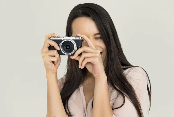 Žena hospodářství fotoaparát — Stock fotografie