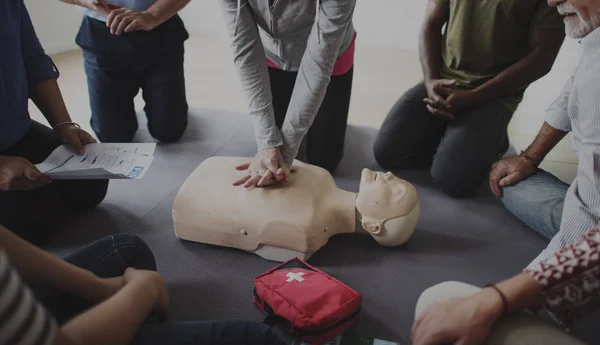 Emberek tanulás Cpr elsősegélynyújtó képzés — Stock Fotó