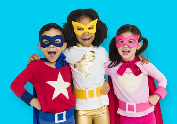 Mijn lieve kinderen in superhelden kostuums — Stockfoto