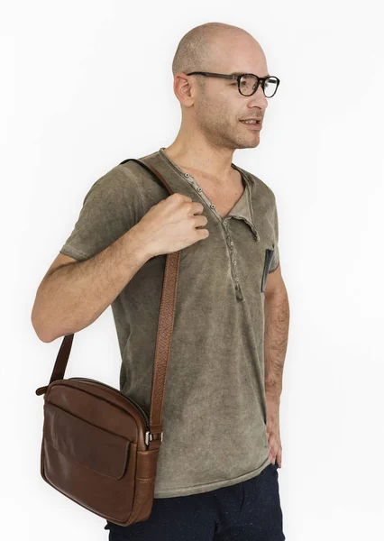 Homme tenant sac brun sur l'épaule — Photo