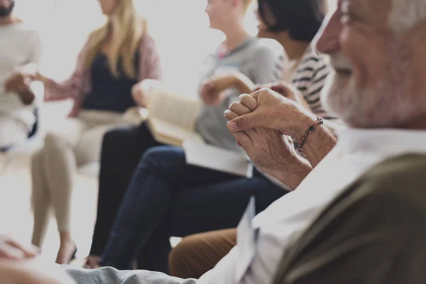 Persone che tengono le mani — Foto Stock