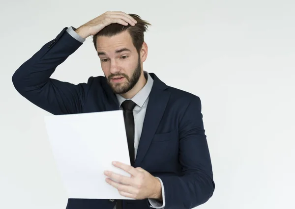 Zakenman op zoek in document — Stockfoto