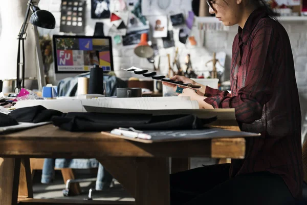 Diseño de moda elección de materiales — Foto de Stock