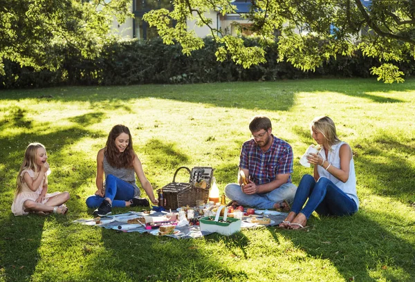 Aile açık havada piknik yapıyor. — Stok fotoğraf