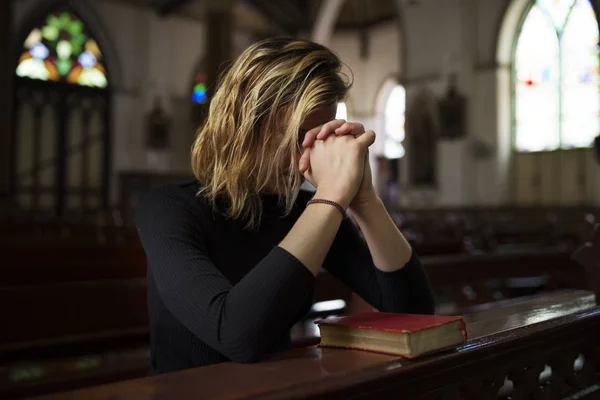 Nő kíváncsiskodó a templomba — Stock Fotó