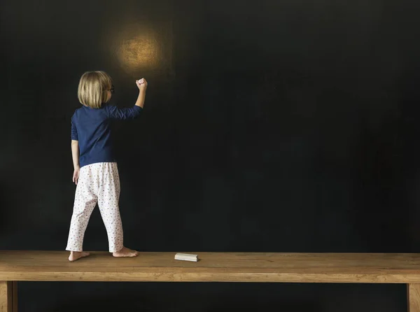 Dziewczyna Rysowanie na tablicy — Zdjęcie stockowe