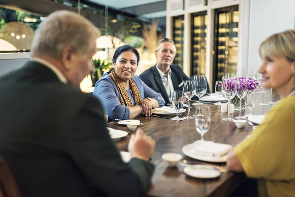 Επιχειρηματίες στη συνάντηση στο εστιατόριο — Φωτογραφία Αρχείου