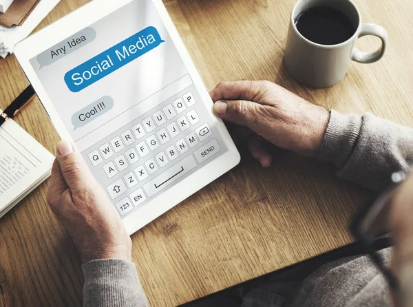 Senior férfi gazdaság digitális tabletta — Stock Fotó