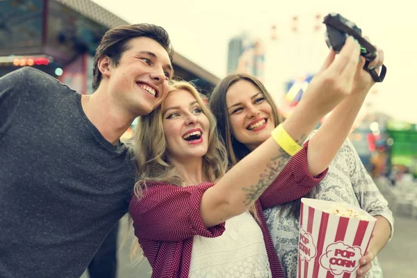 Vrienden maken selfie in attractiepark — Stockfoto