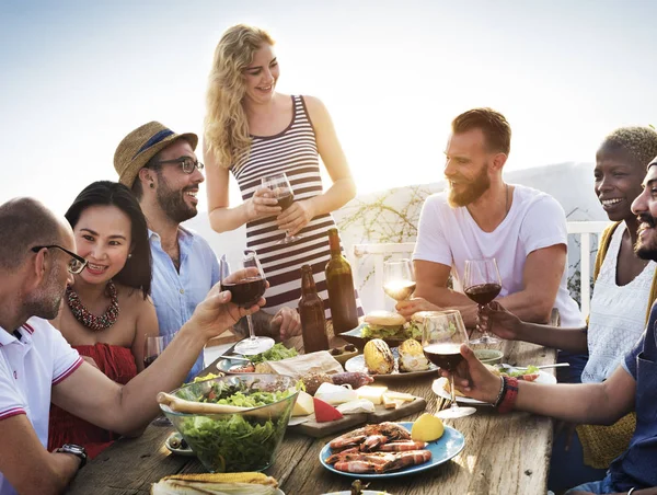 Люди, їдальня на пляжі — стокове фото