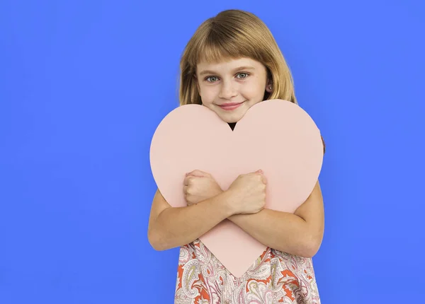 Κοπέλα που κρατά την καρδιά στο στούντιο — Φωτογραφία Αρχείου