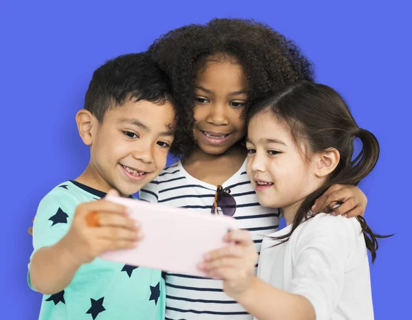 Pequeños niños haciendo selfies juntos —  Fotos de Stock