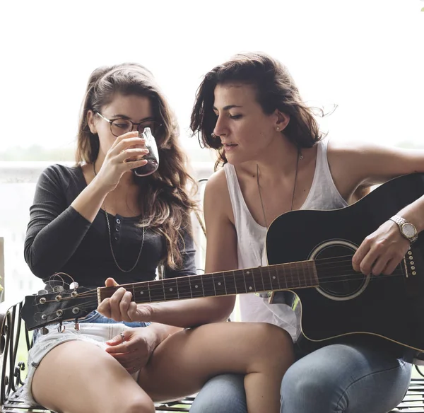 Lesbisk par spelar på gitarr — Stockfoto