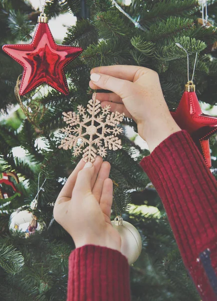 Woman decorating christmas tree — Stock Photo, Image