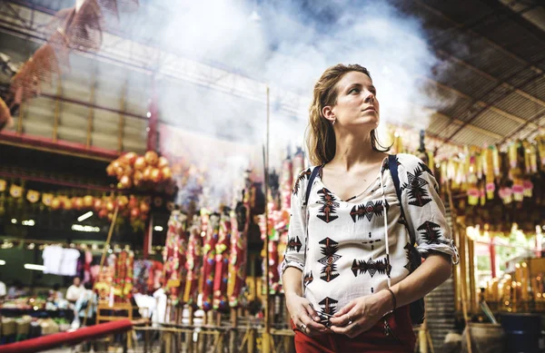 Jovem mulher no templo chinês — Fotografia de Stock