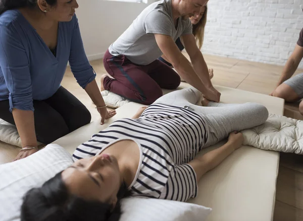 Entrenamiento de personas para hacer masajes —  Fotos de Stock