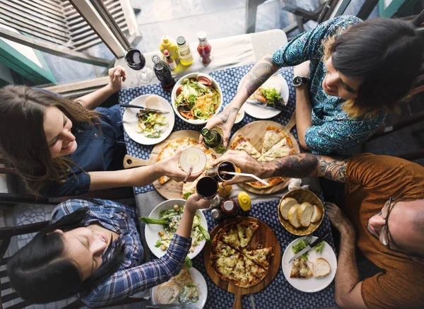 Vrienden die pizza eten — Stockfoto