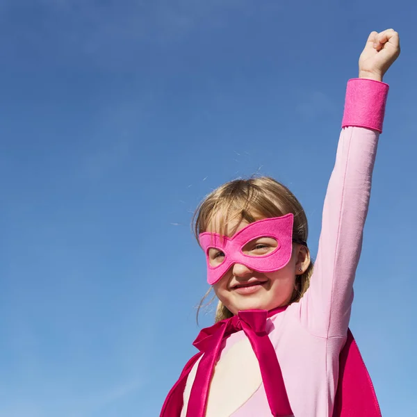Malá holka v kostýmu superhrdiny — Stock fotografie