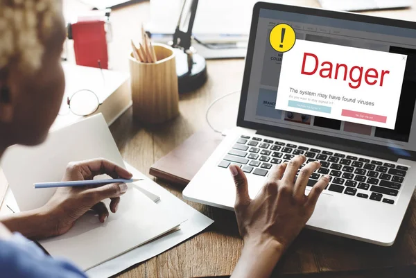 Dizüstü bilgisayarda çalışan kadın