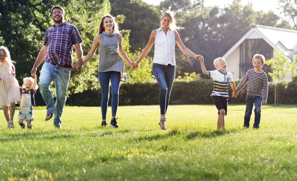 Stor familj utomhus — Stockfoto