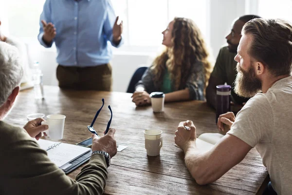 Gente en la mesa de reunión — Foto de Stock