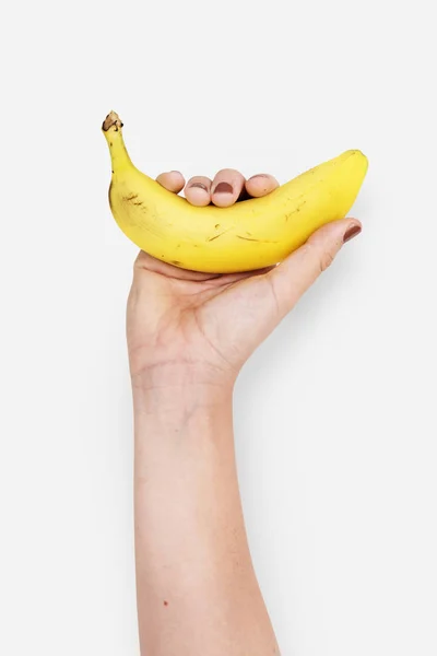 Mano humana sosteniendo plátano — Foto de Stock