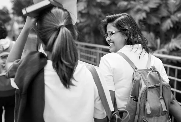 Estudantes de uniforme caminham juntos — Fotografia de Stock