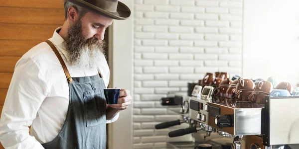 Barista homme à la barbe — Photo