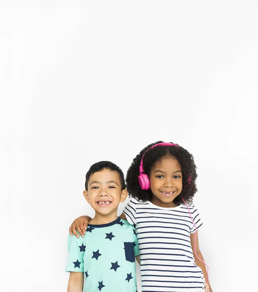 Kleine jongen en meisje poseren — Stockfoto