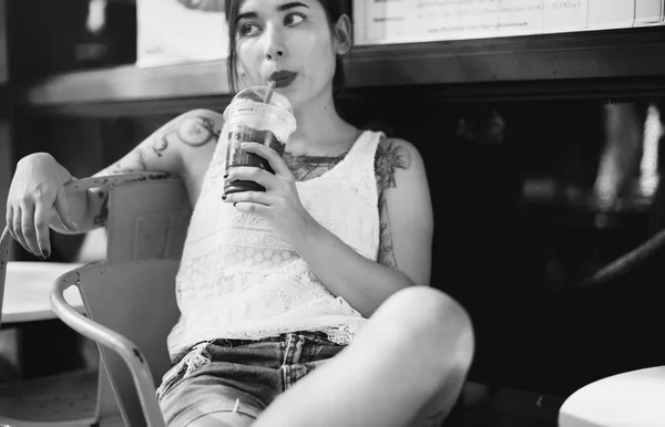Mujer bebiendo café — Foto de Stock