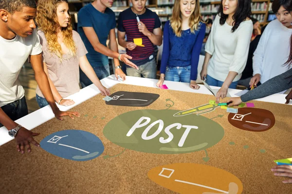 Grupo de estudiantes en la mesa de trabajo — Foto de Stock