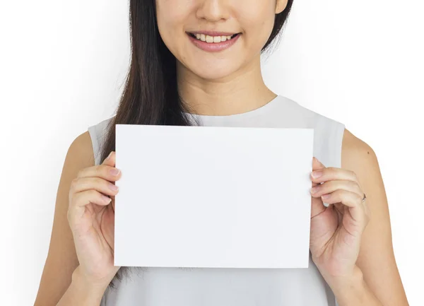 Asiatin hält Papier blank — Stockfoto