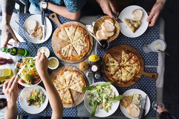 Vänner som äter pizza — Stockfoto