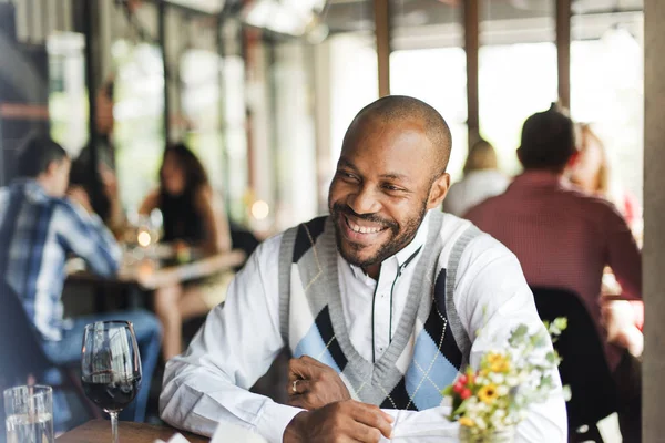 Uśmiechnięty mężczyzna w restauracji — Zdjęcie stockowe