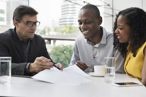 Mensen uit het bedrijfsleven kijken naar document — Stockfoto