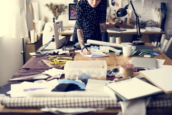 Yaratıcı tasarımcı şık giysiler oluşturma — Stok fotoğraf
