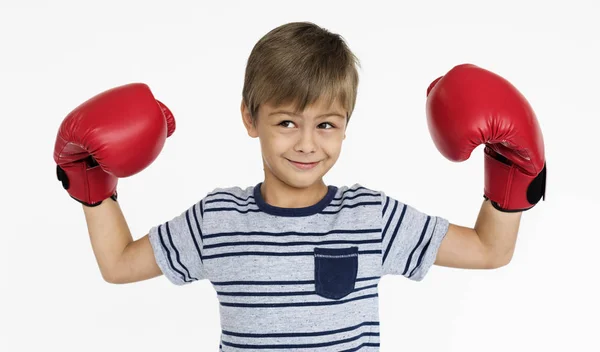 Niño en guantes de boxeo —  Fotos de Stock