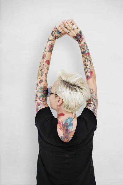 Mulher tatuada elegante — Fotografia de Stock