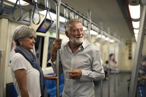 Äldre par i tunnelbanan — Stockfoto
