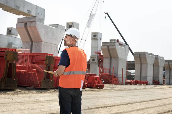 İnşaat işçisi ile mimari planı