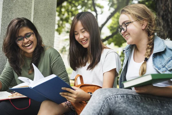 Étudiant filles lecture livre ensemble — Photo